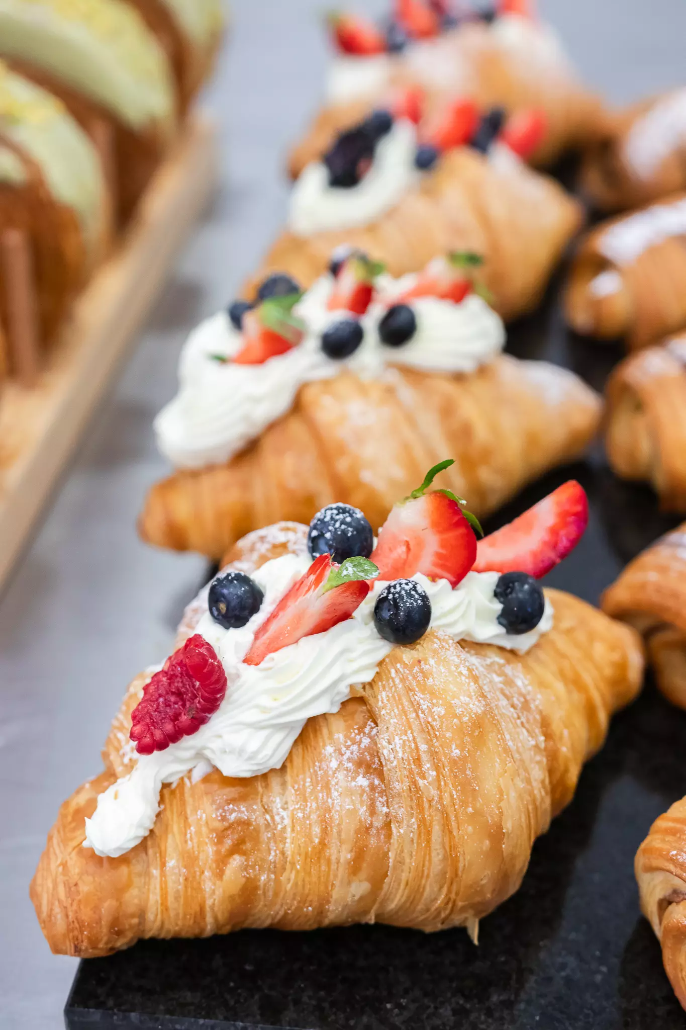 Croissant z kremem i owocami jako przykład fotografii wypieków cukierniczych