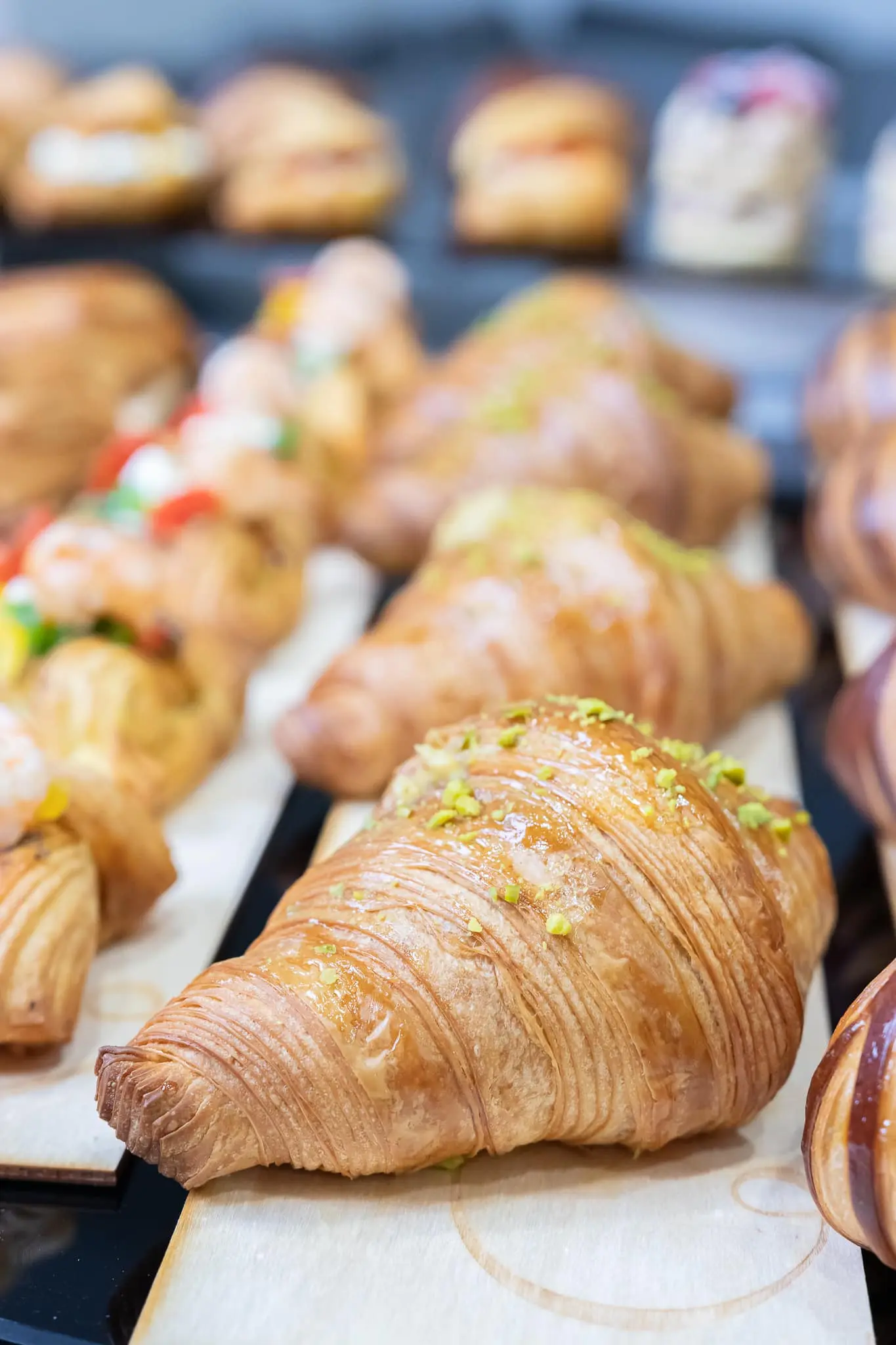 Croissant posypany pistacjami jako przykład pracy z fakturą wypieku